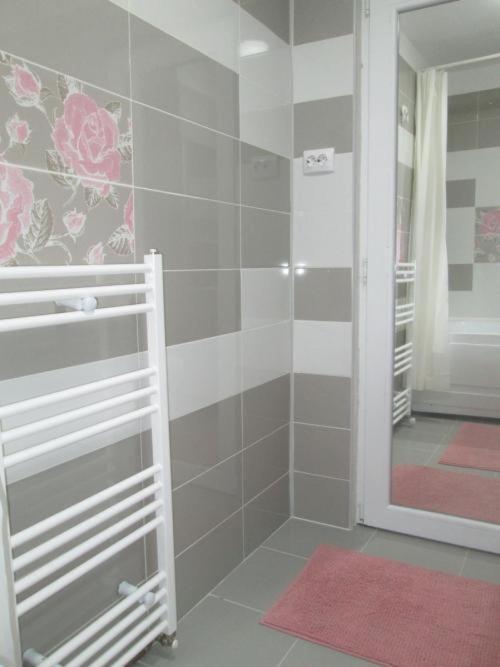 טרגובישטה Apartament Sarra מראה חיצוני תמונה